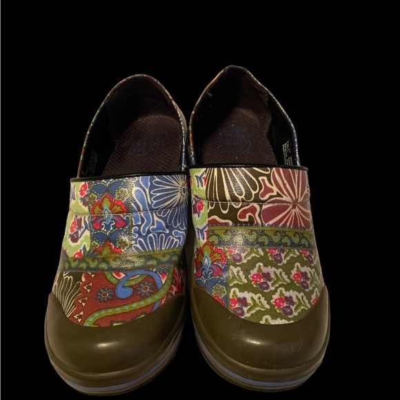 Dansko vegan clogs size 37 gently used - Picture 3 of 8